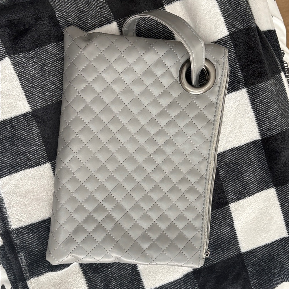 Quilted GREY Handbag,excellent condition. Inside zipper pocket&spot for cards